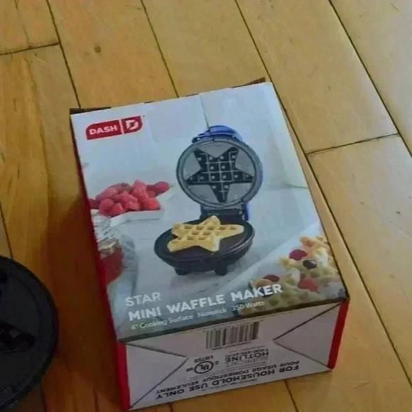 Dash Mini Star Waffle Maker - Picture 4 of 6